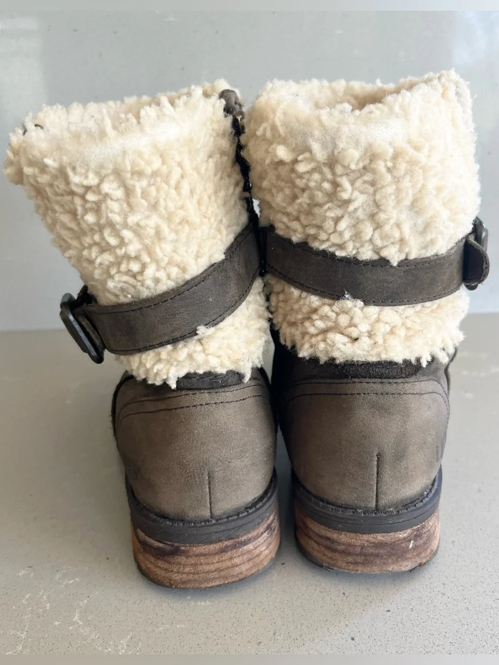 UGG Blayre Winter Ankle Boots Womens Size 6 Dark Olive Leather Sheepskin Cuff